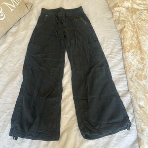 AE Dreamy Drape Linen-Blend Baggy Wide-Leg Cargo Pant, size 00 regular